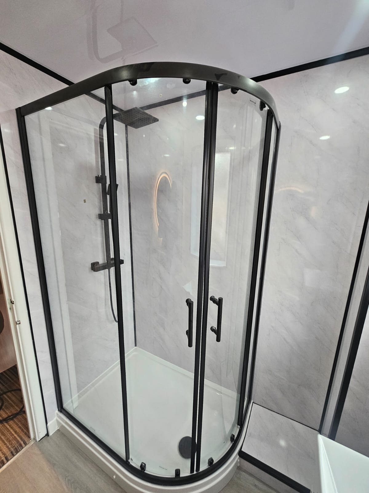 Black-Frame Quadrant Shower